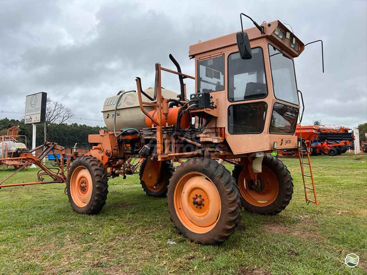 PULVERIZADOR JACTO UNIPORT 2000 Tração 4x2 Falcão Tratores - Jacto - Landini NOVA ANDRADINA MATO GROSSO DO SUL MS